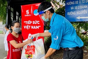 守德市青聯會代表向遇困民眾贈送‘安生袋’。