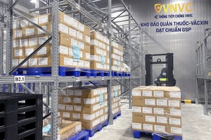 越南疫苗股份公司(VNVC)接種系統昨(27)日中午繼續向衛生部移交131萬7500劑阿斯利康新冠疫苗。（圖源：VNVC）