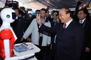 國家主席阮春福參觀2021年越南創新國際展覽會各展位。