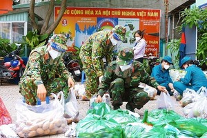 軍隊協助民眾選購食物。（圖源：越通社）