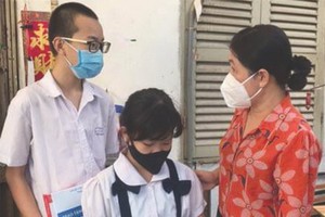 市婦聯會主席阮陳鳳珍(右一)探望兩兄妹。