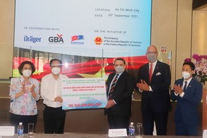 醫療物資交接儀式。（圖源：市越南祖國陣線委員會）