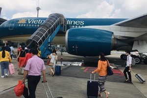 圖為旅客步行登上飛機。（示意圖源：GT） 