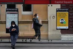 這是9月28日在實施“封城”措施的澳大利亞悉尼街頭拍攝的戴口罩的行人。 （圖源：新華社）