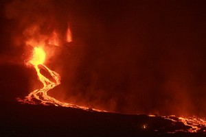 拉帕爾馬島火山噴發產生的熔岩流。（圖源：互聯網）