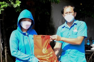 平新郡勞動聯團幹部（右）向遇困工人派發援助品。