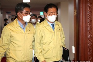 9月28日，在韓國中央政府首爾辦公大樓，徐旭（左）和鄭義溶出席國務會議。 （圖源：韓聯社）