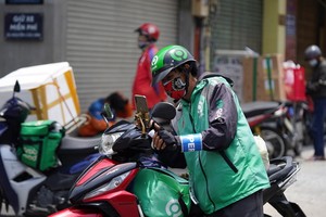 本市眾多快遞員恢復活動，有助大量網購訂單成交，快遞費也隨之銳降。（圖源：N.Chi）