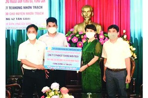 天虹仁澤公司總經理周伯琴代表(右二)捐助5億元支持抗疫工作。