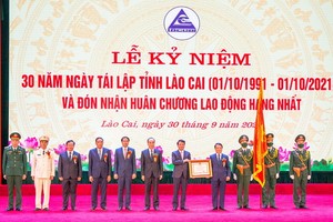 受國家主席的委託，民族委員會主任候阿令部長向老街省黨部、政府及人民授予一等勞動勳章。（圖源：老街報）