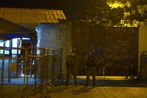 9月29日，厄瓜多爾警方人員在瓜亞基爾發生暴亂的監獄外站崗。 （圖源：新華社）