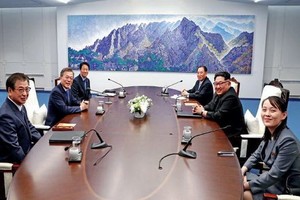 韓總統文在寅（左二）和朝鮮國務委員會委員長金正恩（右二）會晤。右一為金與正（資料圖）。