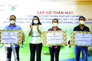 市人委會副主席潘氏勝向抗疫人員贈送紀念禮物。