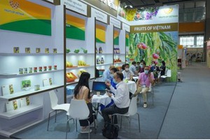 越南企業按“遠程展會”模式參加2021年中國廣州水果博覽會的展位。
