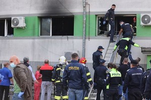 10月1日，救援人員在失火的羅馬尼亞康斯坦察傳染病醫院工作。 （圖源：新華社/路透）