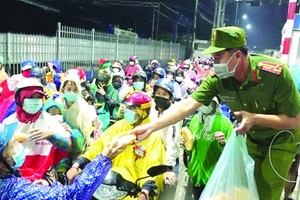 各省檢疫站向返鄉民眾提供食品。