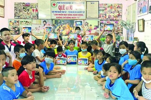 故鄉人道中心的孤兒們獲得捐贈平板電腦後 的喜悅。