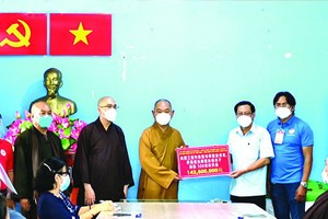 陳友福主席(右二)接受釋慧功法師轉交物資。