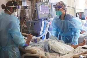 美國醫療隊伍中受到新冠病毒感染的人數正在攀升。（圖源：法國媒體）