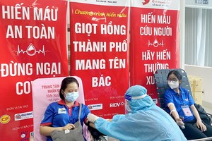 本市年輕人參加志願捐血活動。