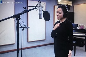 歌手進行錄音。 （圖源：越南音樂作家協會）