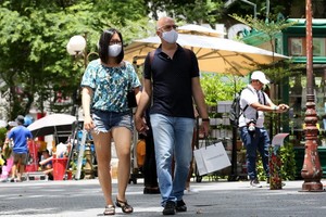 本市擬明年才迎接國際遊客。圖為國際遊客徒步觀光胡志明市街道。（示意圖源：可和）