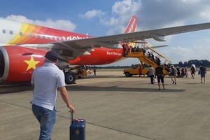 按規定，搭乘飛機的乘客至少完成接種第一劑疫苗。