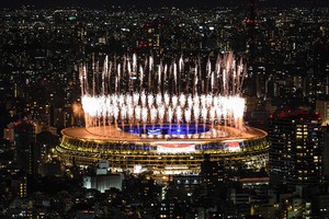 8月8日，東京奧運會閉幕式上燃放的煙花。 （圖源: 新華社）