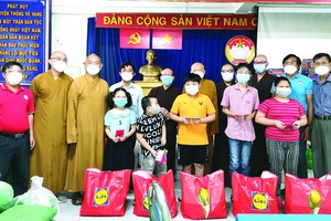 組委會向孤兒贈送物資及現金。