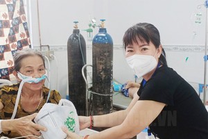 在第七郡新冠肺炎治療醫院黎紅春芳既親自照顧病人又給他們免費提供必需品。