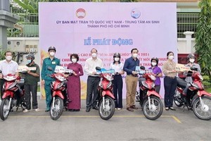 市領導給貧困戶贈送謀生工具。（圖源：越通社）