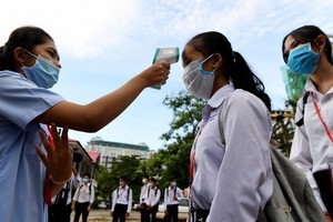 柬埔寨首都金邊學生上課前接受體溫測量。（圖源：越通社）