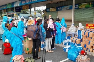 返鄉的林同省同胞進車站前辦理健康申報手續。（圖源：段堅）