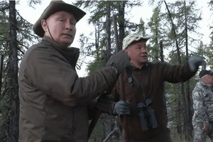 普京跟紹伊古交流。 （圖源：RT 視頻截圖）