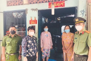 工作團向第五坊貧困華人贈送必需品。