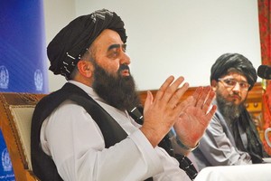 圖為穆塔基9月14日在喀布爾出席記者會的檔案照。（圖源：新華社）