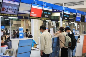 乘客在新山一機場辦理登機手續。（示意圖源：懷英）