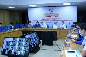 了解越南青聯會65週年傳統在線比賽總決賽評委組。（圖源：新河內報）