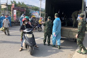 市武裝力量協助老家在南部西區各省的民眾返鄉。