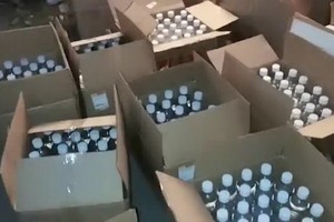 圖為10月8日，俄羅斯調查人員繳獲的假酒。（圖源：互聯網）