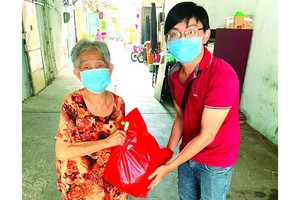 “西堤華人文化陳列室”計劃的年輕人向熱心捐贈文物長者符金英送暖。