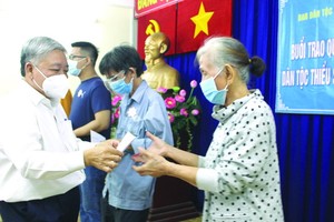 市民族處副主任丁文和向第三郡感染新冠肺炎病毒的貧困少數民族同胞贈送資助金。