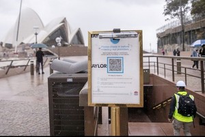 這是10月11日在澳大利亞悉尼歌劇院前拍攝的防疫追踪二維碼。（圖源：新華社）