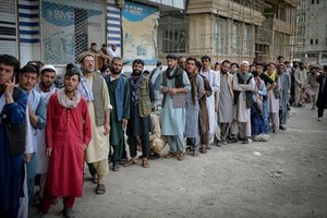 在銀行前排隊等待的阿富汗人。（圖源：互聯網）