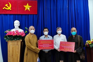 釋慧功和尚及釋真靜法師向阮曾明副書記， 林園德常值副主席轉贈物資。