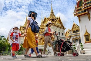 遊客在泰國參觀曼谷大皇宮。（圖源：AFP）