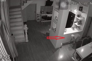 家用監控攝像機錄下了竊賊入室（箭號示）的畫面。（圖源：監控視頻截圖）