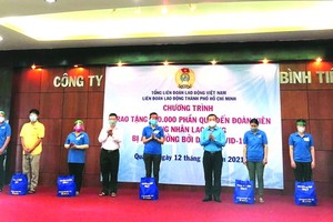 第六郡勞動聯團派發民生救濟品給貧困勞動者。