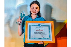 呂奇緣獲得“模範民族青年”表彰。