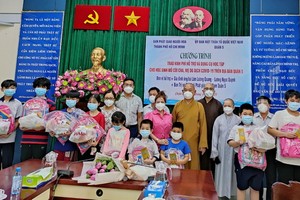 組委會向清貧學生頒發助學金及學習用具。